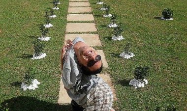 Brasileiro que nasceu com cabeça virada para baixo vira exemplo pelo mundo