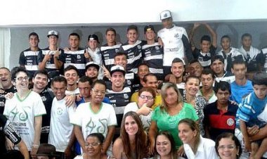 Jogadores do Santos visitam a APAE de Lins