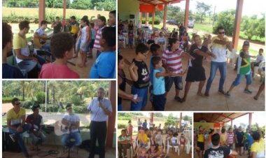 Dupla sertaneja faz show para alunos de Monte Aprazível