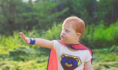 Fotógrafa cria cenários mágicos e transforma crianças com deficiência em super-heróis