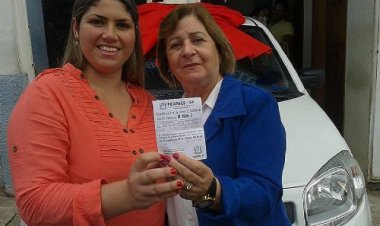APAE de Cruzeiro entrega carro à vencedora de sorteio