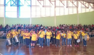 Evento Amigos de Ouro" reuniu nas quadras 72 atletas de 8 Apaes"