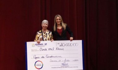 FEAPAES entrega cheques do Fundo de Projetos