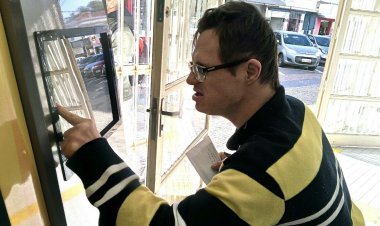 Assistidos da APAE vivenciam experiência na agência dos correios