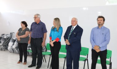 FEAPAES ENTREGA 33 CADEIRAS DE RODAS EM JAÚ