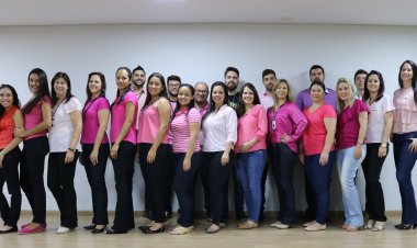 Equipe FEAPAES/SP veste-se de rosa na luta contra o câncer de mama