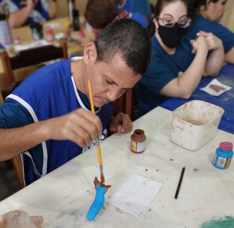 APAE de Fernandópolis realiza projeto de modelar inspirado no mestre Vitalino.