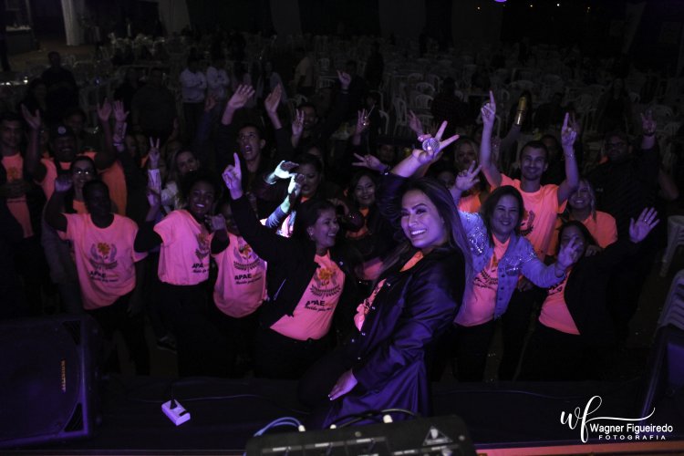 APAE de Icém-SP realiza desfile de modas com seus usuários.