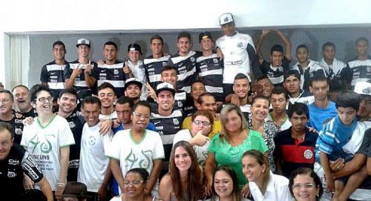 Jogadores do Santos visitam a APAE de Lins