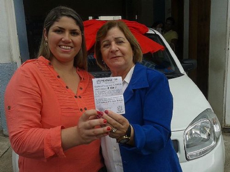 APAE de Cruzeiro entrega carro à vencedora de sorteio