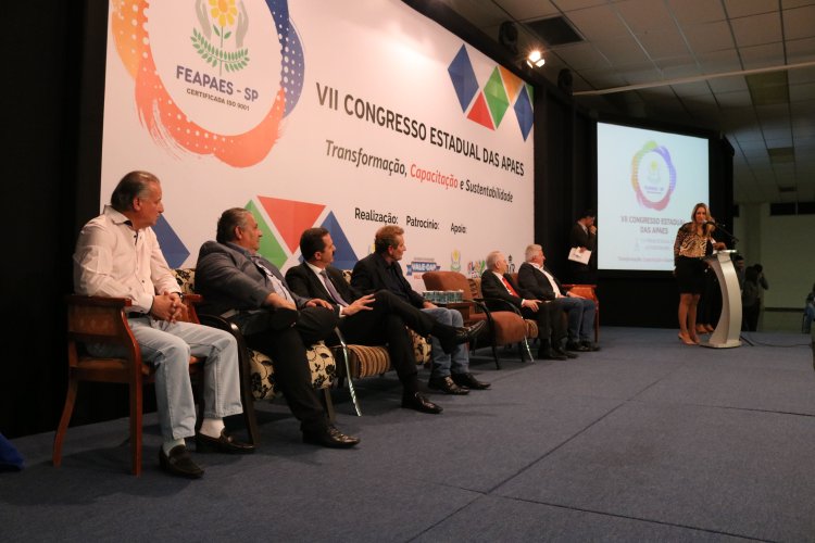 Abertura do VII Congresso Estadual das APAES lota auditório e emociona o público