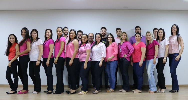 Equipe FEAPAES/SP veste-se de rosa na luta contra o câncer de mama