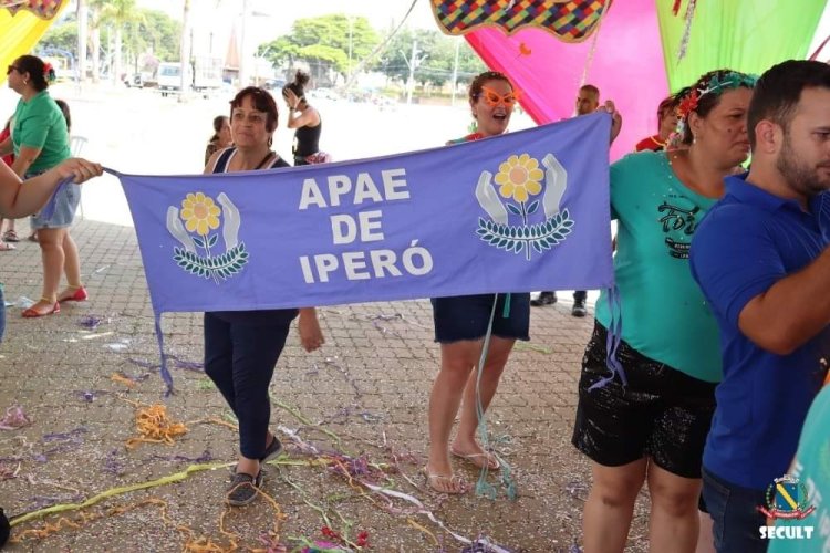 Atendidos da APAE de Iperó participam de carnaval inclusivo