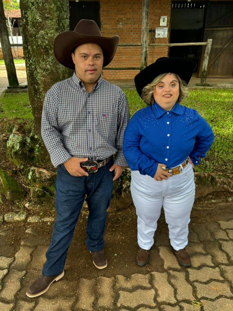 Atendidos da APAE de Iperó presentes no Baile da Rainha do rodeio Iperó