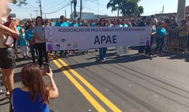 Desfile cívico de 60 anos da cidade de Biritiba Mirim