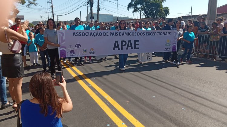 Desfile cívico de 60 anos da cidade de Biritiba Mirim