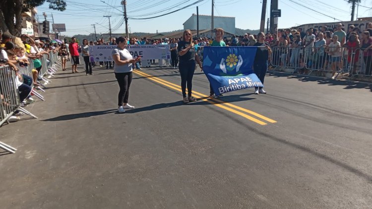 Desfile cívico de 60 anos da cidade de Biritiba Mirim