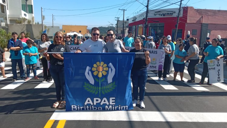 Desfile cívico de 60 anos da cidade de Biritiba Mirim