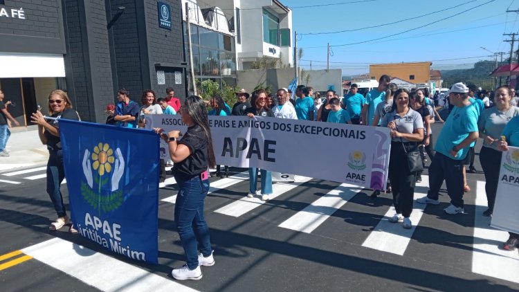 Desfile cívico de 60 anos da cidade de Biritiba Mirim