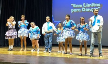 Alunos e usuários da APAE de Capela do Alto realizam  apresentação no Teatro Municipal