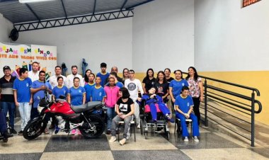 APAE DE ITABERÁ RECEBE MOTO 0 KM