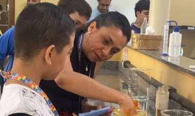 Atividade externa com alunos da APAE Pindamonhangaba no laboratório de química da FATEC