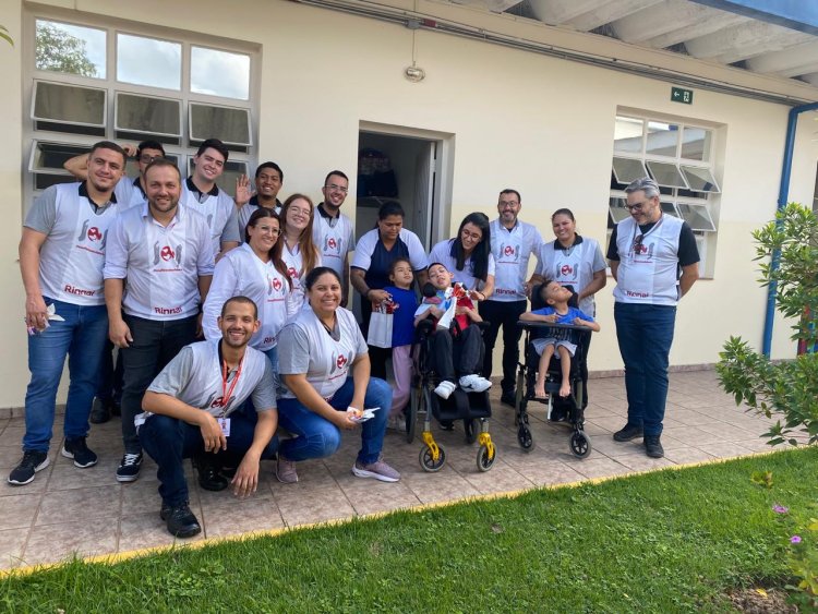 Atendidos da APAE de Mogi das Cruzes recebem ovos de Páscoa em ação solidária do Grupo Rinnai