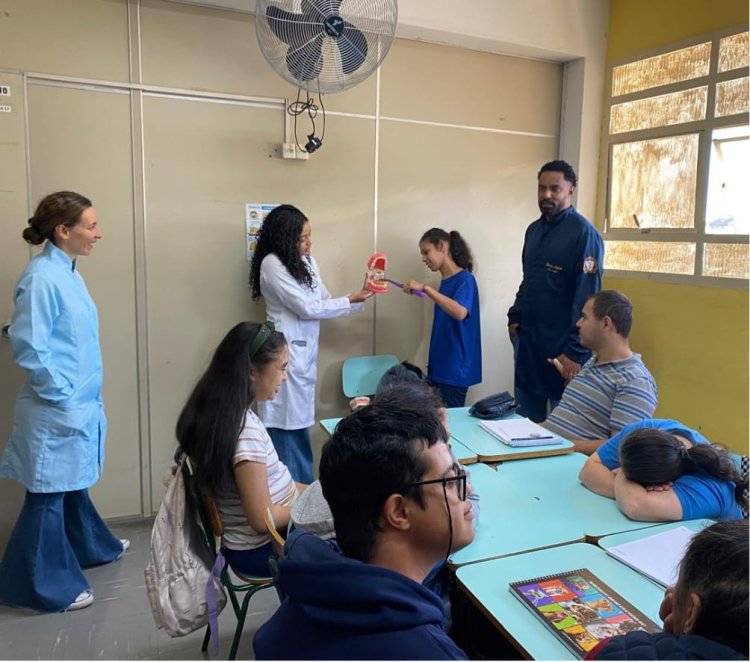 Alunos do Socioeducacional participam de ação de saúde bucal na APAE de Mogi das Cruzes