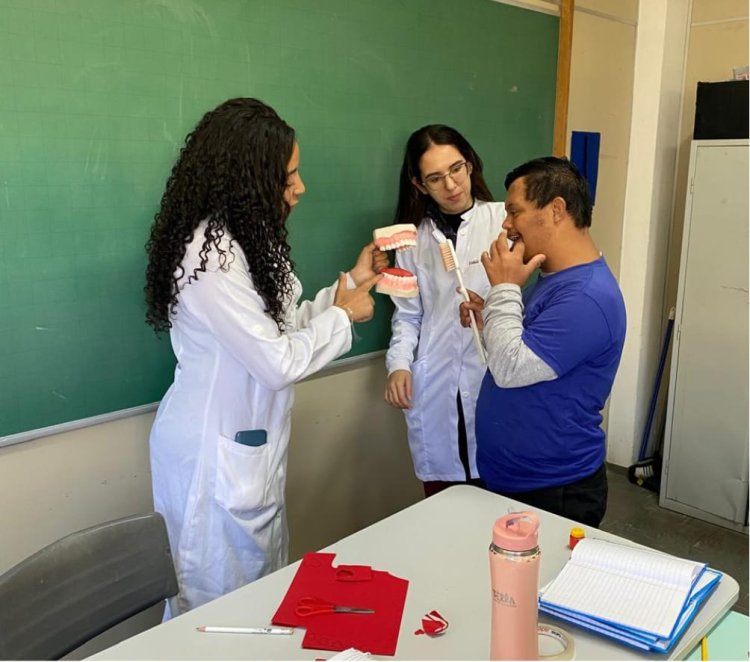 Alunos do Socioeducacional participam de ação de saúde bucal na APAE de Mogi das Cruzes