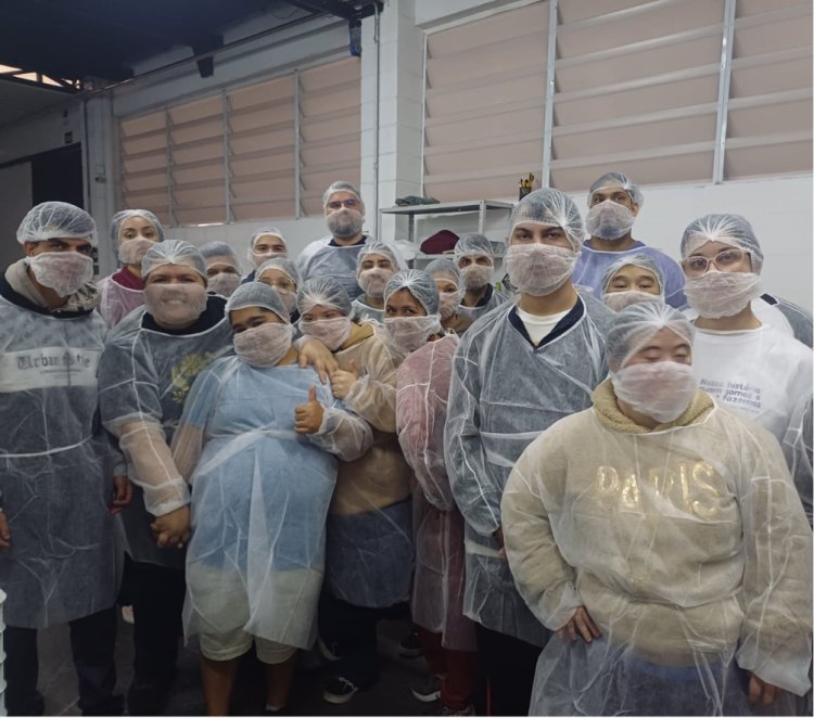 Alunos da APAE de Mogi das Cruzes vivenciam rotina corporativa em fábrica de maionese
