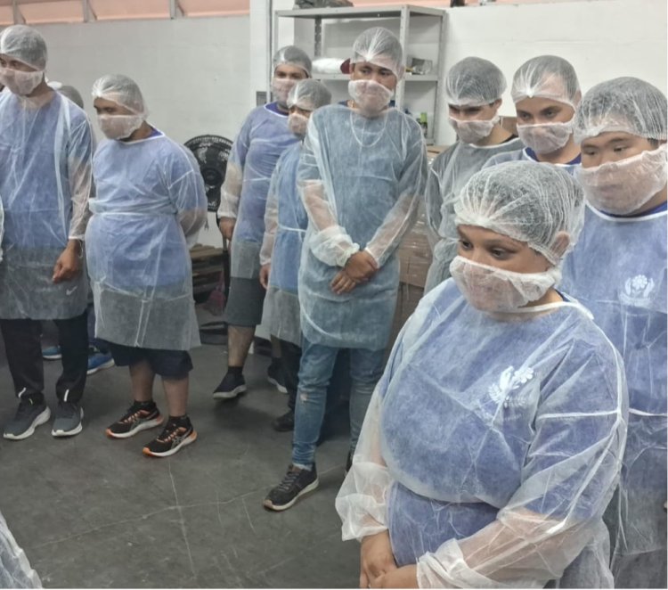Alunos da APAE de Mogi das Cruzes vivenciam rotina corporativa em fábrica de maionese