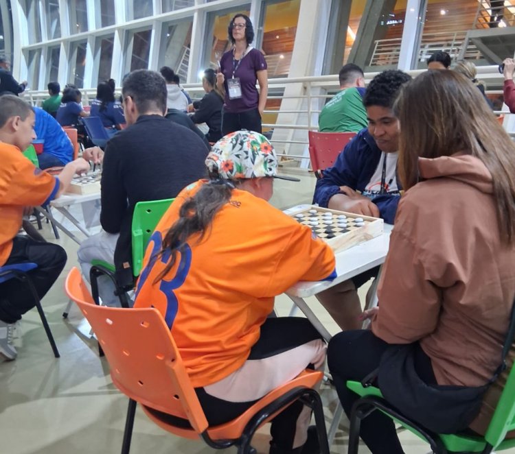 Natação e atletismo marcam participação da APAE de Mogi nas Olimpíadas Especiais das APAEs em Votuporanga