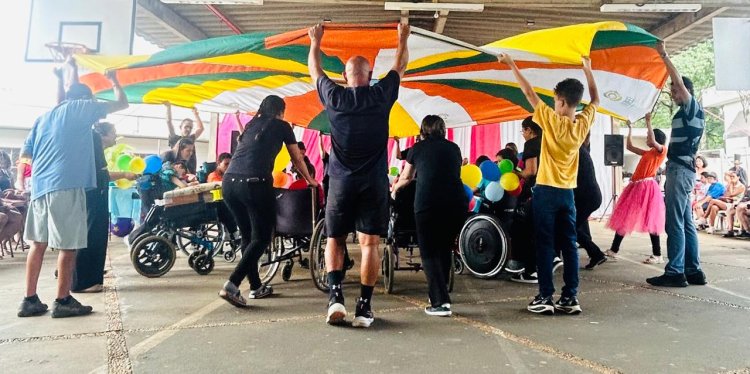 Primeira parte da Festa de Fim de Ano da APAE de São Carlos encanta com o tema “A Alegria do Circo”