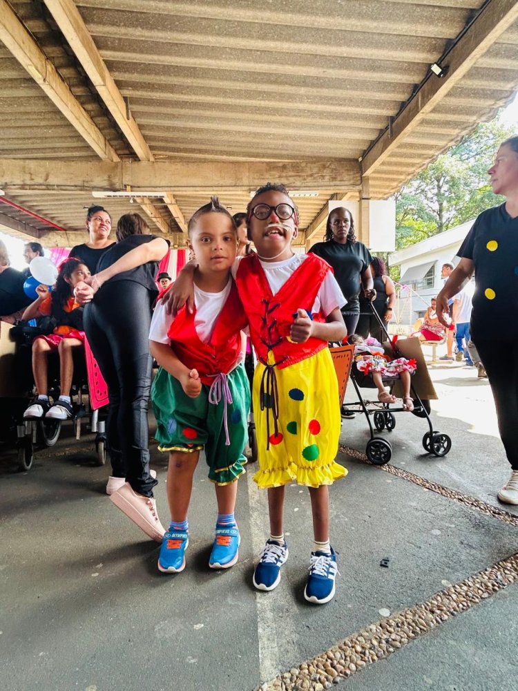 Primeira parte da Festa de Fim de Ano da APAE de São Carlos encanta com o tema “A Alegria do Circo”