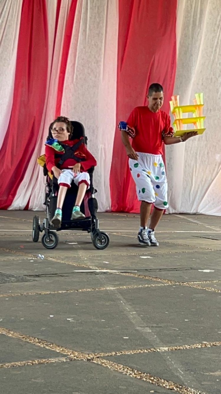 Primeira parte da Festa de Fim de Ano da APAE de São Carlos encanta com o tema “A Alegria do Circo”