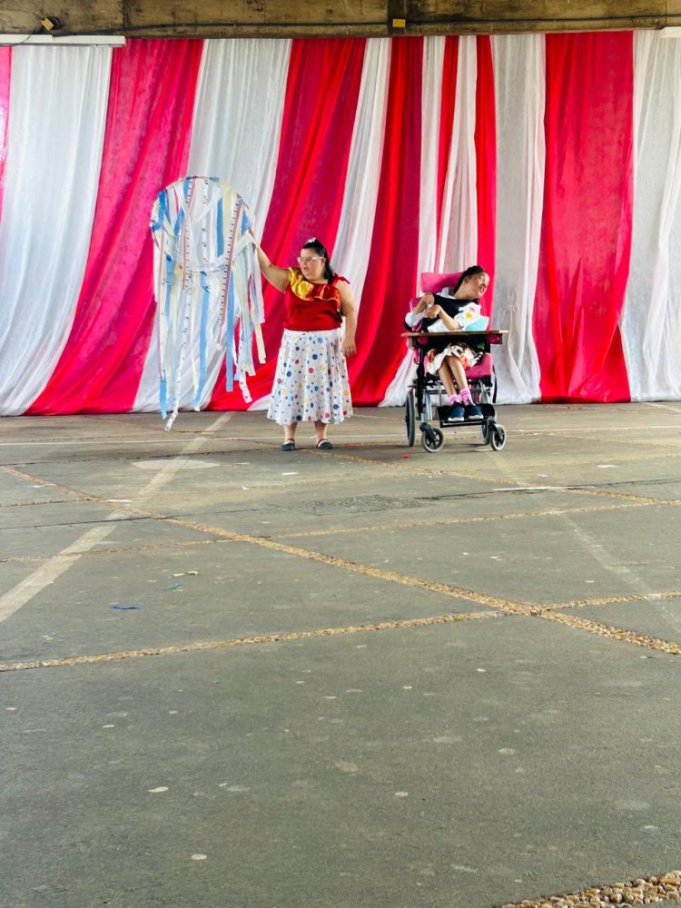 Primeira parte da Festa de Fim de Ano da APAE de São Carlos encanta com o tema “A Alegria do Circo”