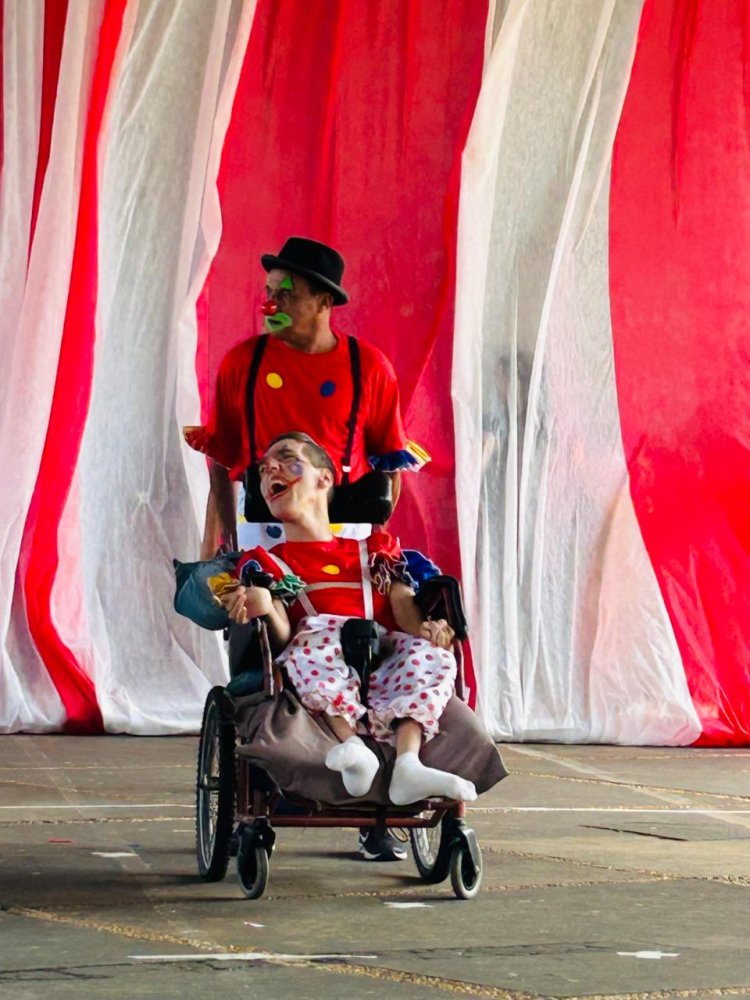 Primeira parte da Festa de Fim de Ano da APAE de São Carlos encanta com o tema “A Alegria do Circo”