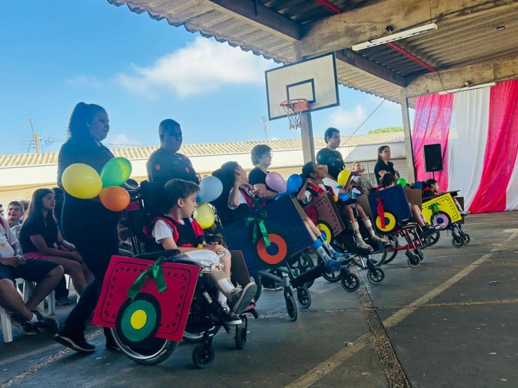 Primeira parte da Festa de Fim de Ano da APAE de São Carlos encanta com o tema “A Alegria do Circo”