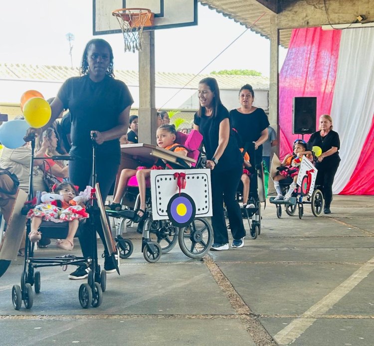 Primeira parte da Festa de Fim de Ano da APAE de São Carlos encanta com o tema “A Alegria do Circo”