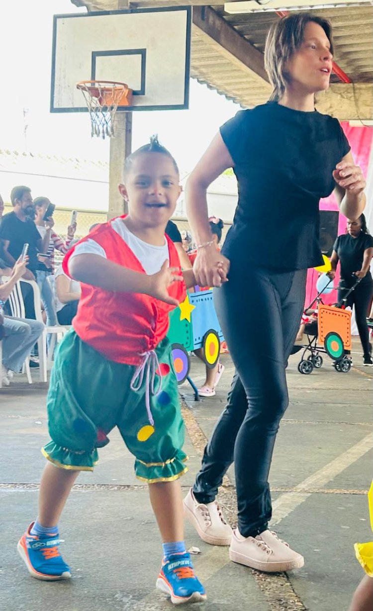 Primeira parte da Festa de Fim de Ano da APAE de São Carlos encanta com o tema “A Alegria do Circo”