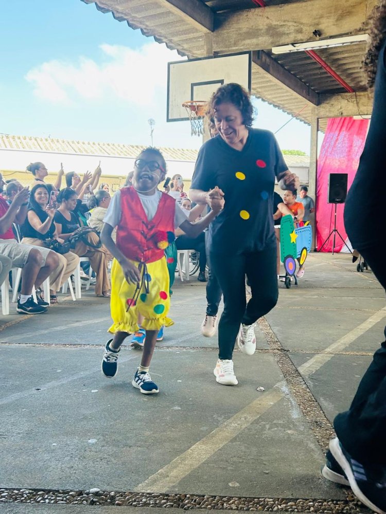 Primeira parte da Festa de Fim de Ano da APAE de São Carlos encanta com o tema “A Alegria do Circo”