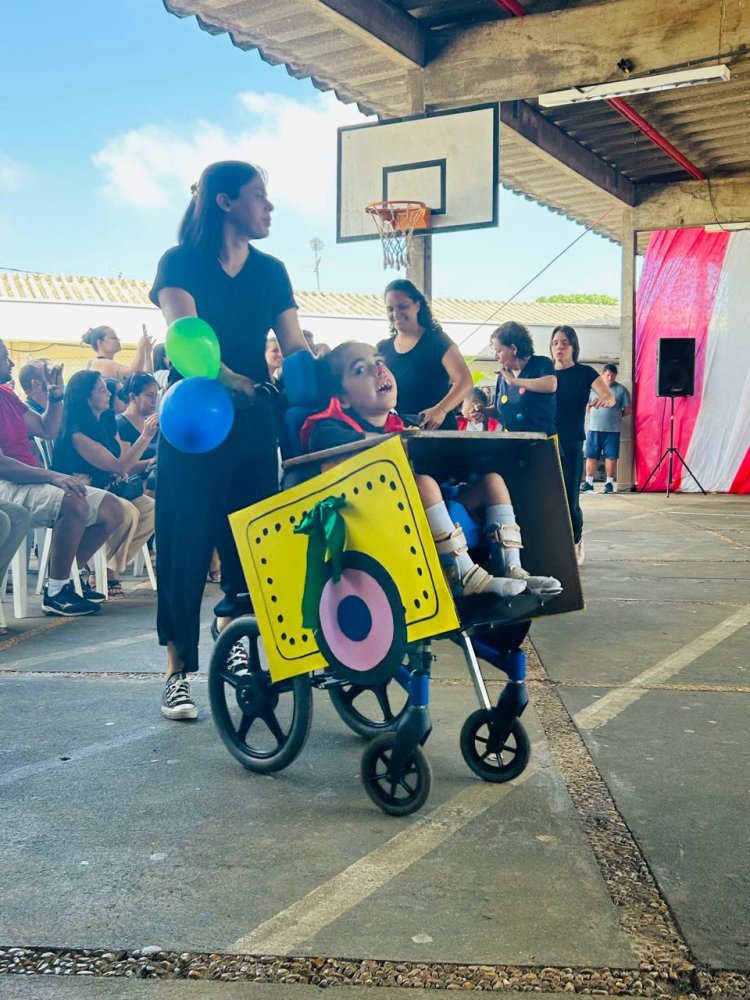 Primeira parte da Festa de Fim de Ano da APAE de São Carlos encanta com o tema “A Alegria do Circo”