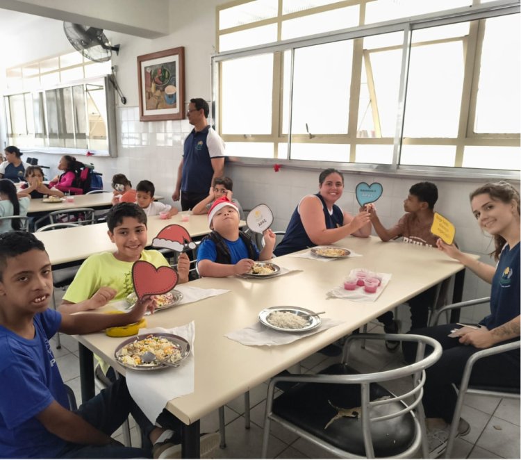 Entrega de presentes e almoço especial marcam celebração de fim de ano para alunos da APAE de Mogi