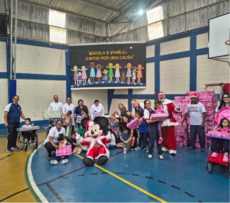 Entrega de presentes e almoço especial marcam celebração de fim de ano para alunos da APAE de Mogi