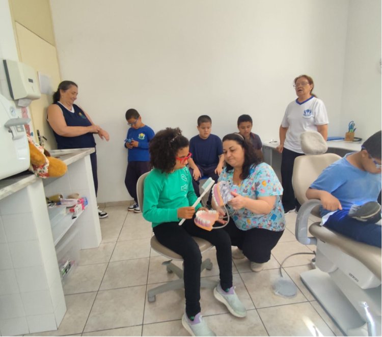 Alunos da APAE de Mogi participam de visita ao consultório odontológico para reforçar autonomia e cuidados em saúde bucal