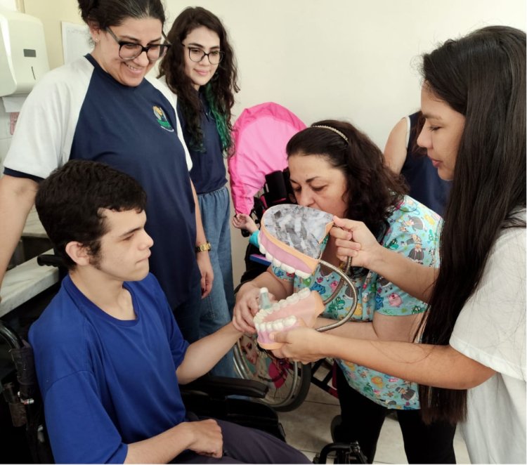 Alunos da APAE de Mogi participam de visita ao consultório odontológico para reforçar autonomia e cuidados em saúde bucal