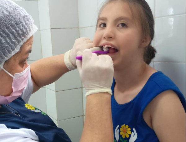 Escovação supervisionada fortalece saúde bucal e destaca atuação integrada da APAE de Mogi das Cruzes