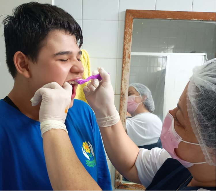 Escovação supervisionada fortalece saúde bucal e destaca atuação integrada da APAE de Mogi das Cruzes