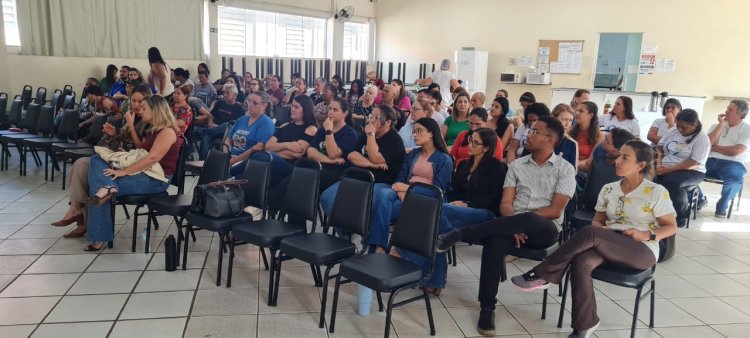 Presidente da FEAPAES-SP participa de reunião com famílias e profissionais na APAE de Marília