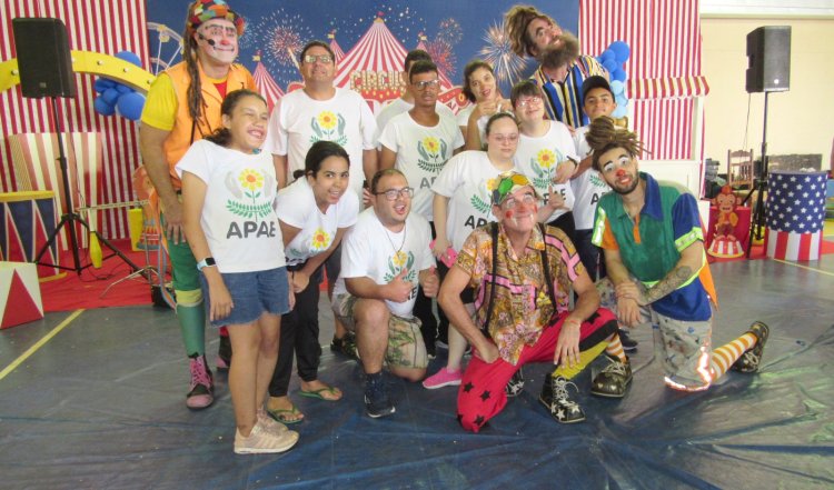 Dia do Circo: Grupo Rosa dos Ventos se apresenta na APAE de Rancharia
